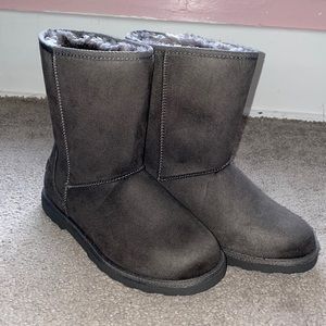 NWOT Gray Size 6 Makalu Boots